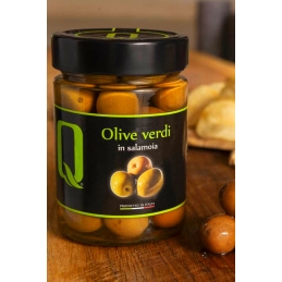 Oliven grün in Salzlake...